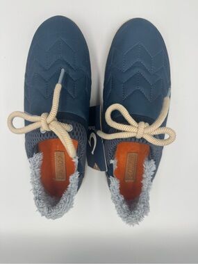 NEW! OluKai Mahiki Moonlit Ocean Shoes 20477-7E7E, Navy/cream colors, W size 9